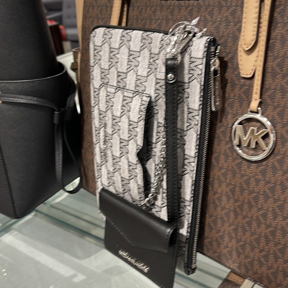 MICHAEL KORS JET SET ITEM LG 2 in 1 CARD CASE & WRISTLET
Black 
NWT - Picture 5 of 16